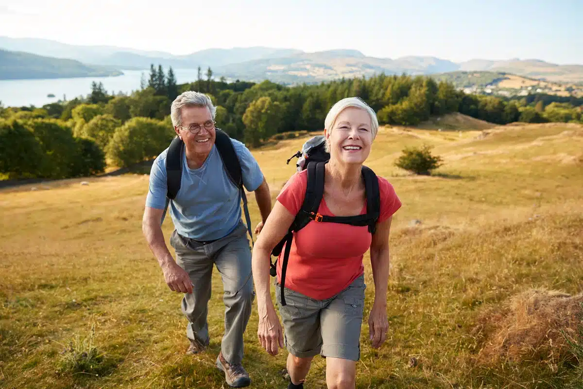 Les bienfaits de la marche pour les seniors rester en forme à tout âge