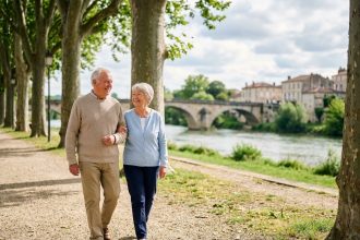 Couple âgé marchant dans un parc près d'Agen