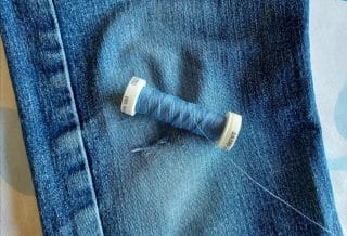réparer un gros trou dans un pantalon