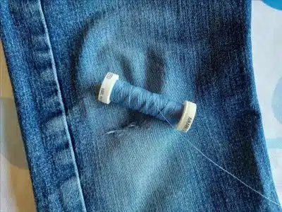 réparer un gros trou dans un pantalon