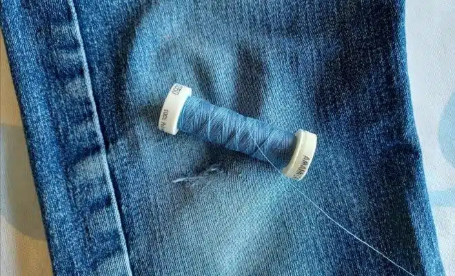 réparer un gros trou dans un pantalon